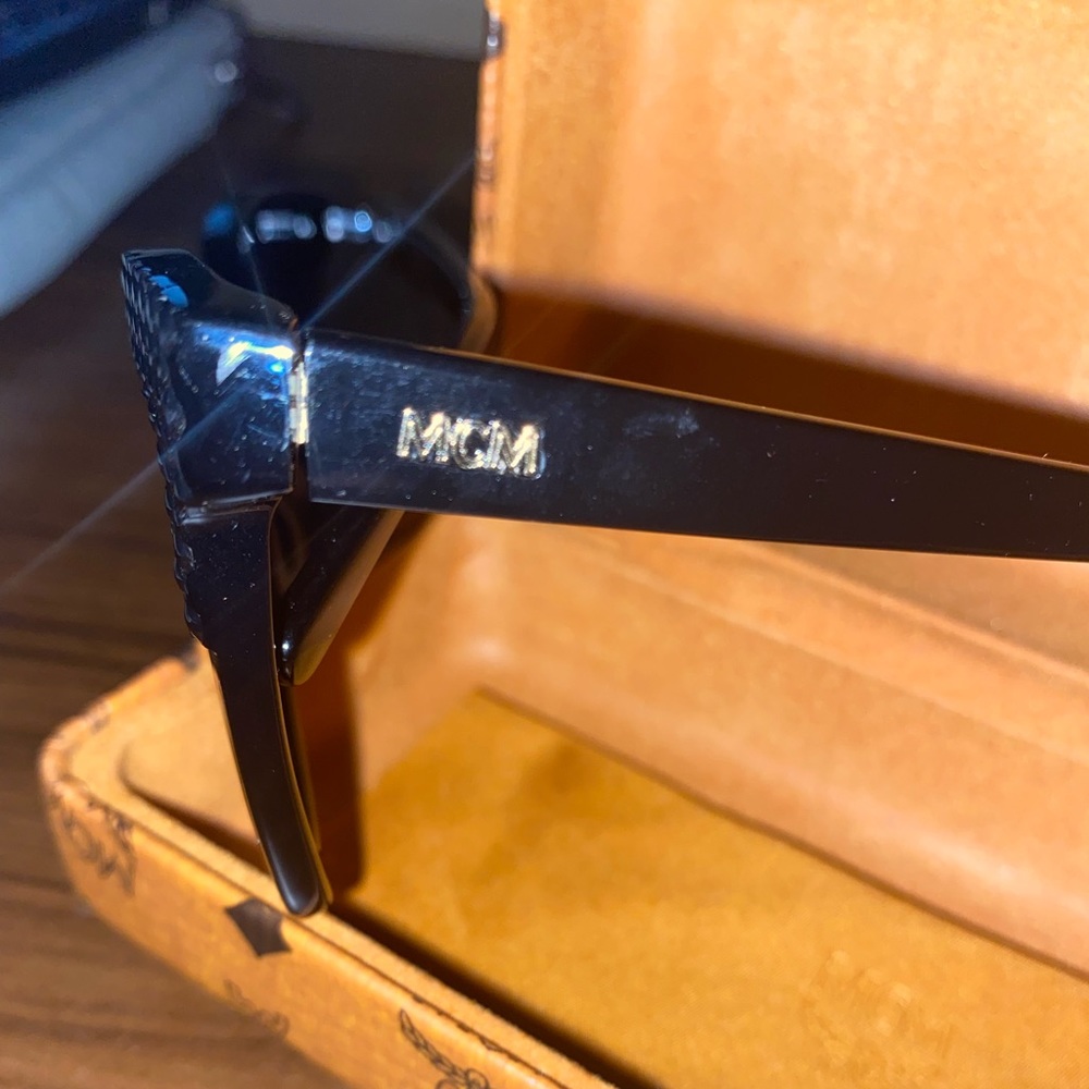 Black & Gold Women’a MCM sunglasses!